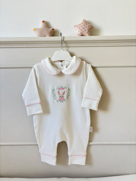 Pembe Biyeli Minik Tavşan Nakışlı 6'lı Bebek Tulum Seti - Bebeğe Özel Yeni doğan Tulumu, Battaniye, Yastık, Şapka, Eldiven, Puset Örtüsü